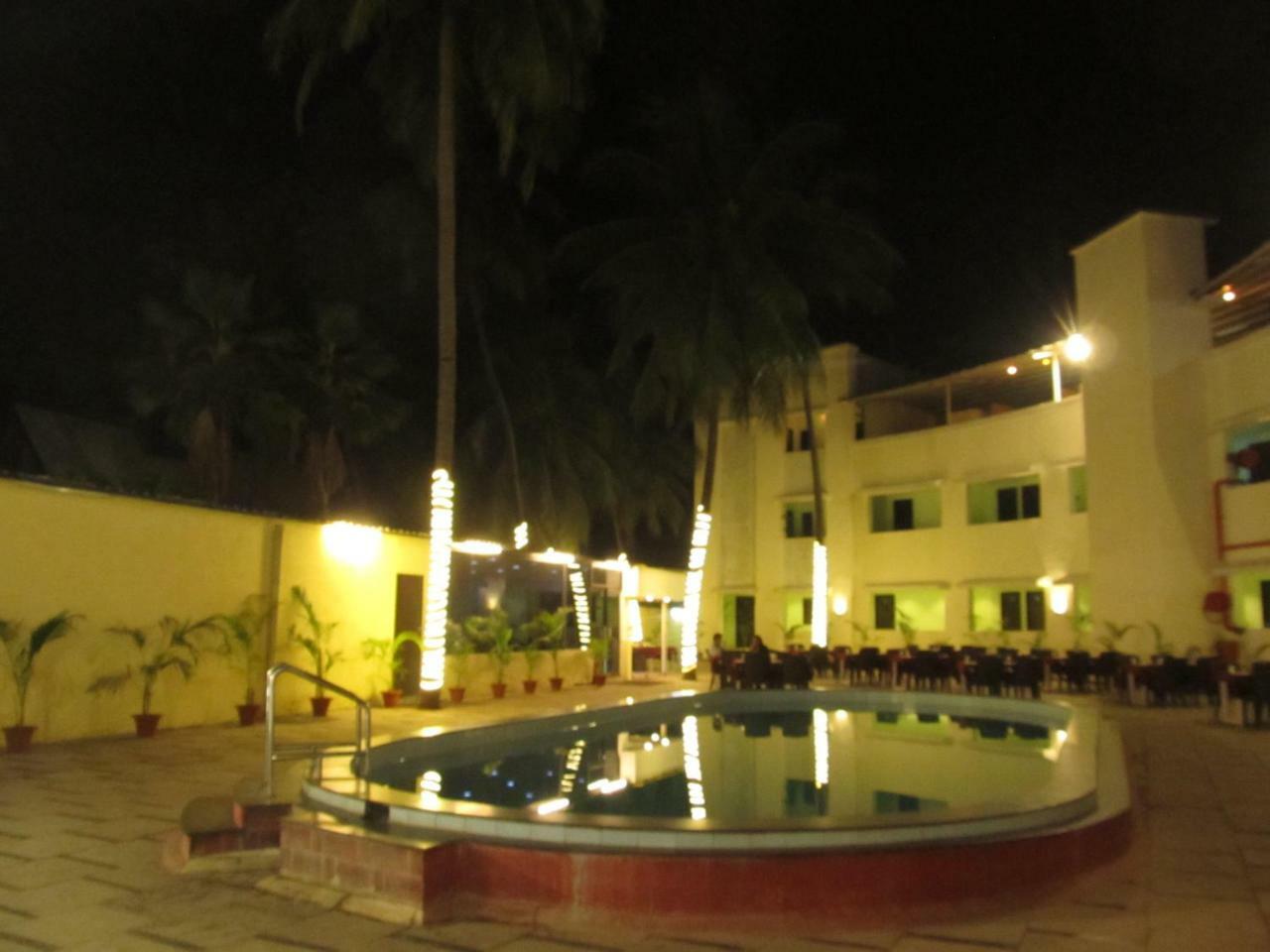 Hotel Sea Rock Villa Daman Exterior photo